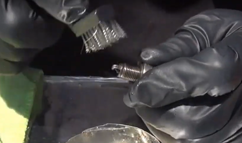 cleaning spark plug 